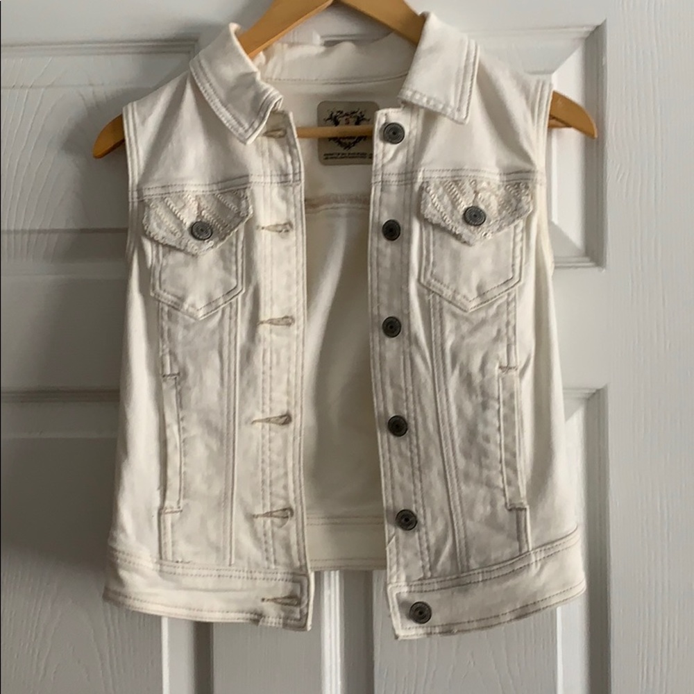 White jean sleeves jacket